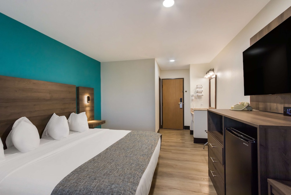 Standard Room, 1 King Bed, Non Smoking, Refrigerator & Microwave - Photo 2