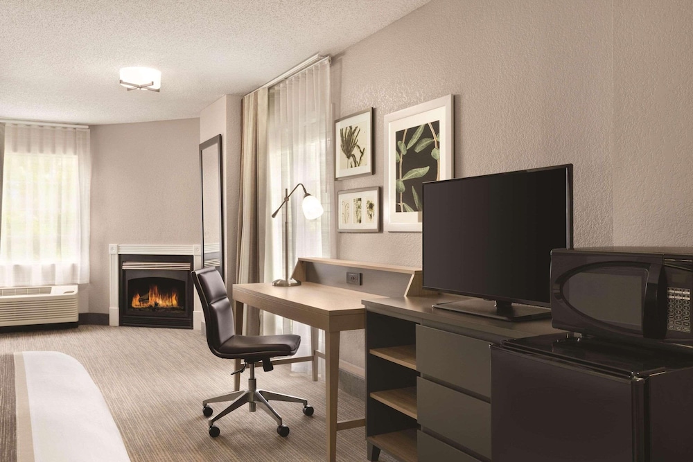 Premium Room, 1 King Bed, Non Smoking, Fireplace