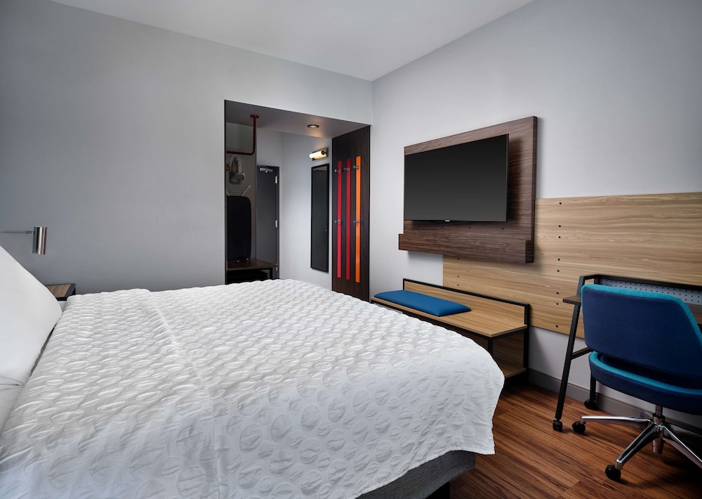 Room, 1 King Bed, Accessible (Roll-In Shower) - Photo 3