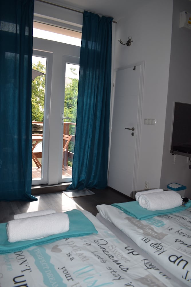 Studio Suite, 2 Twin Beds, Kitchenette, Courtyard View photo 3