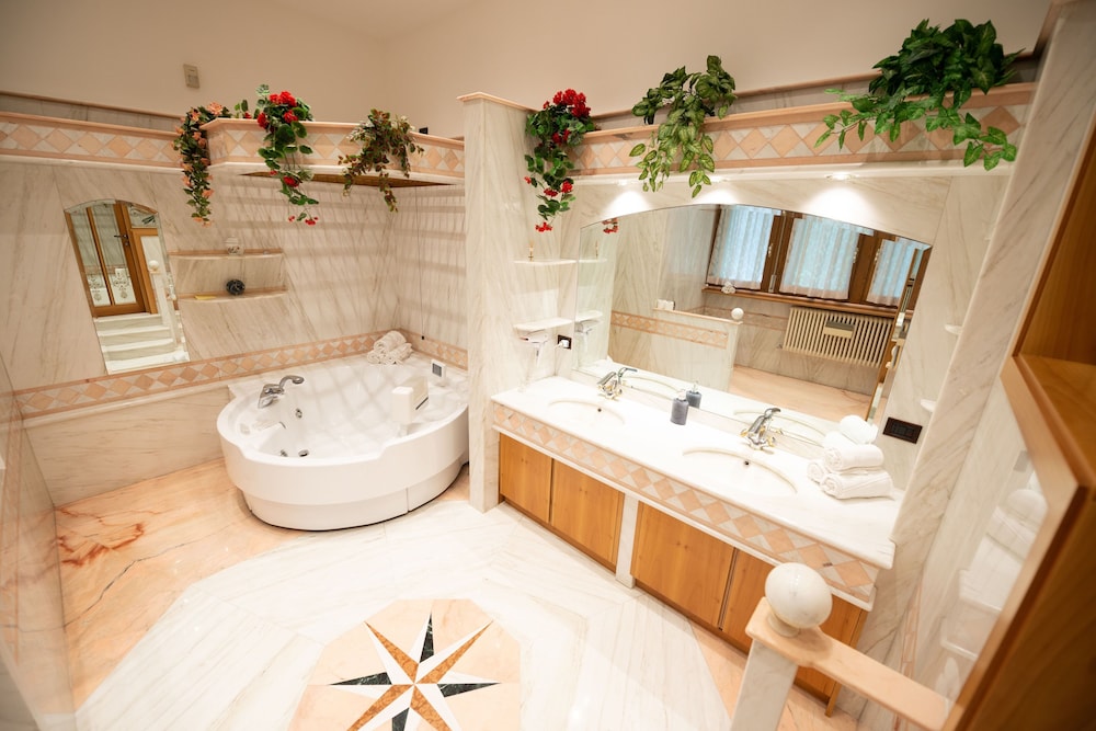 Luxury Suite, Jetted Tub (private entrance) photo 1