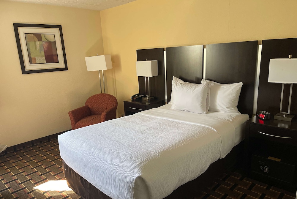 Room, 1 Double Bed, Accessible, Non Smoking (Mobility/Hearing, Bathtub w/Grab Bars) - Photo 1