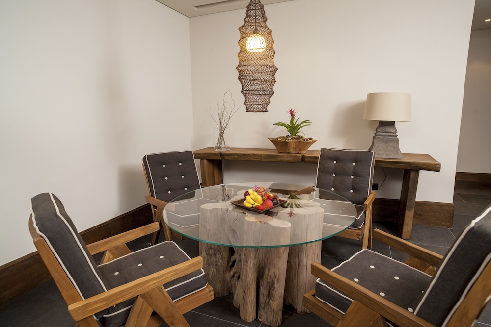 Garden Deluxe Suite thumbnail 5