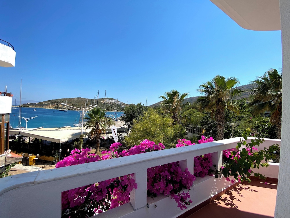 Standard Triple Room, Balcony, Sea View