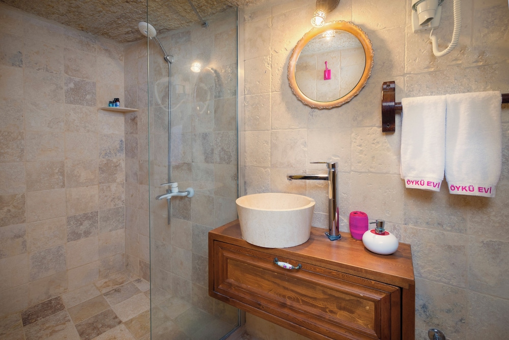 Fuchsia Honeymoon Suite photo 2
