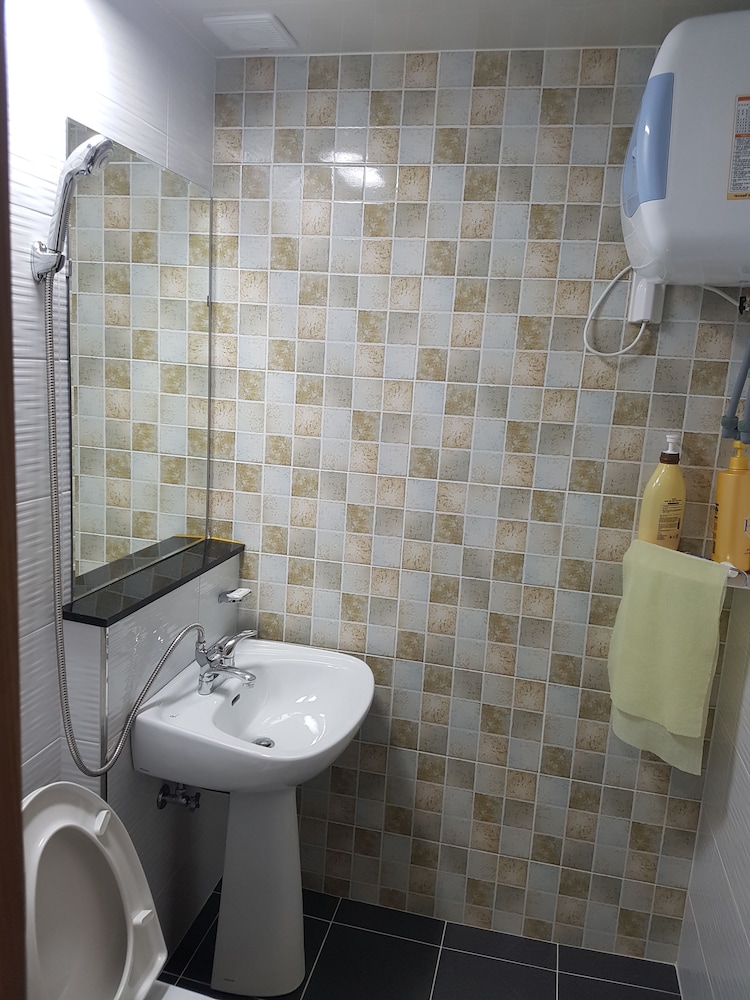 Family Room (4F) photo 3