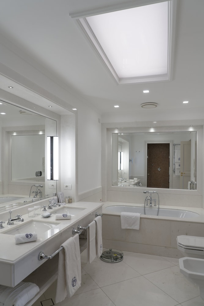 Deluxe Suite, Sea View - Photo 13