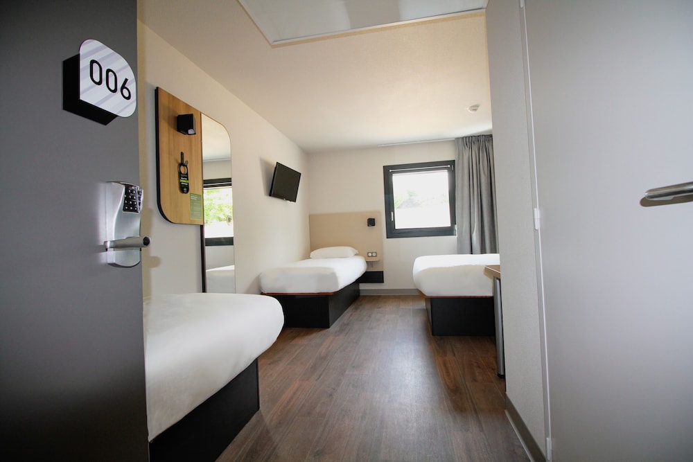 Room (Quadruple) - Photo 1
