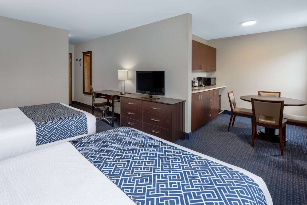 Suite, 2 Queen Beds - Photo 2