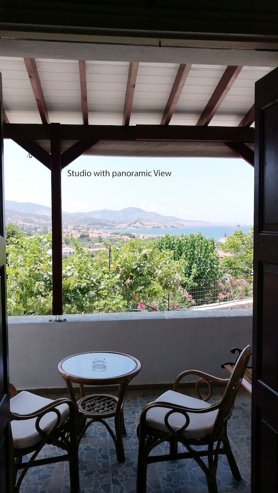 Panoramic Studio, 2 Twin Beds, Sea View, Corner photo 2