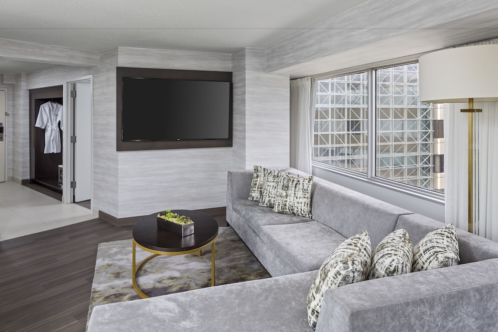 Panoramic Suite, 1 King Bed - Photo 2