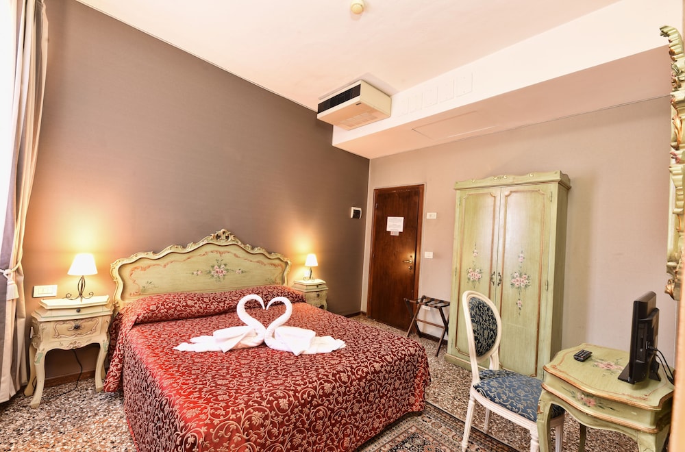 Classic Double or Twin Room photo 2