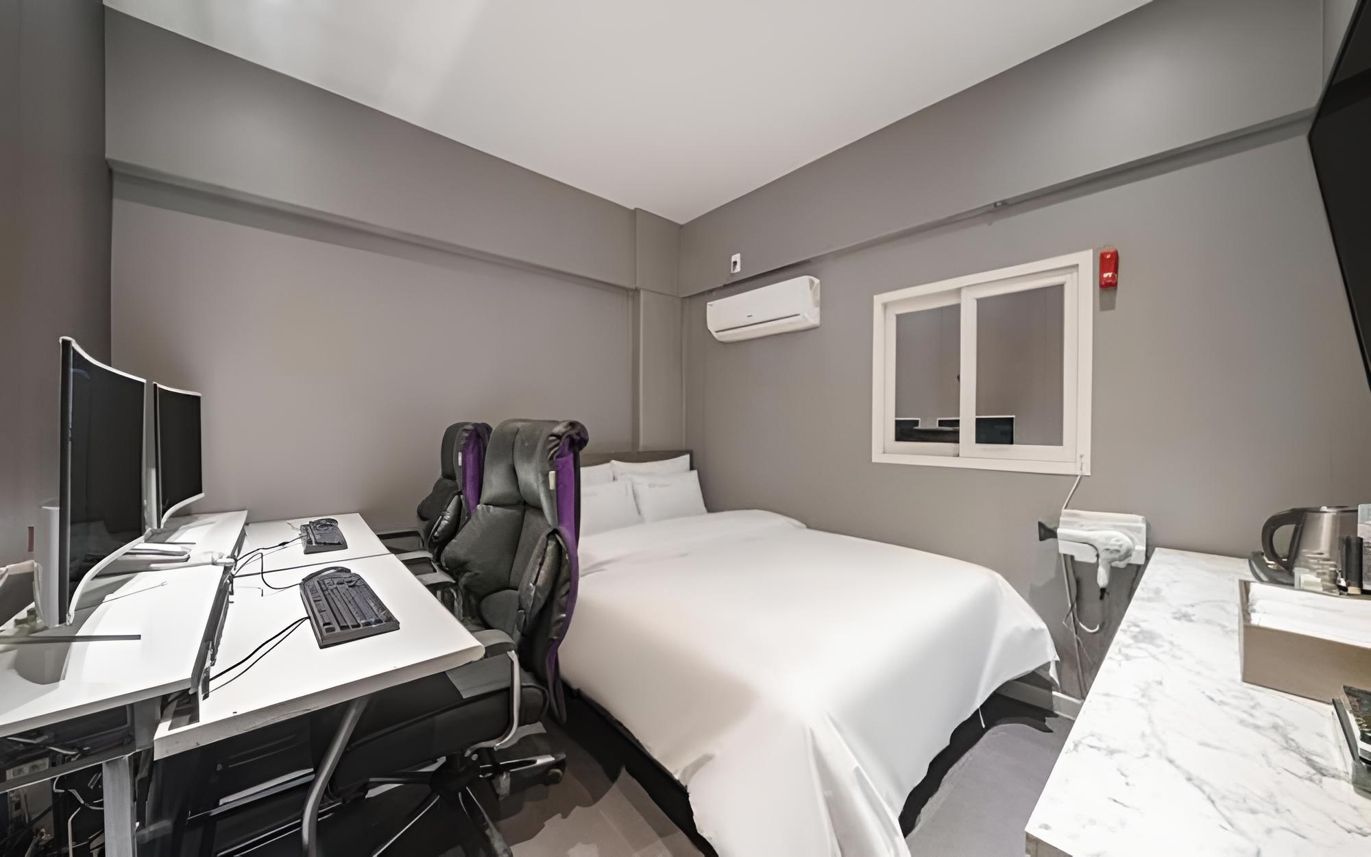 Room (2PC (high-spec 200Hz gaming monitor M) photo 1