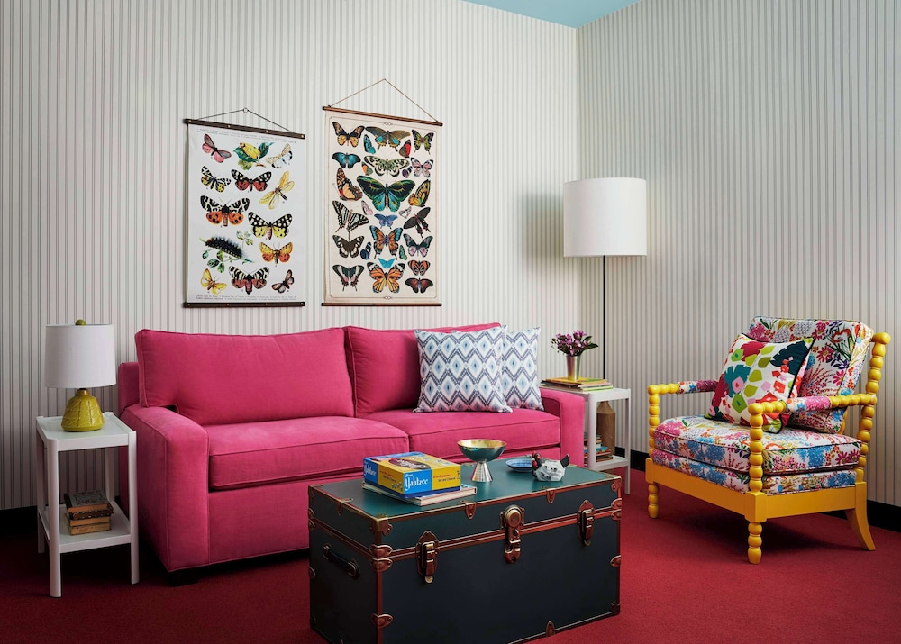 Family Room, 1 King Bed photo 3
