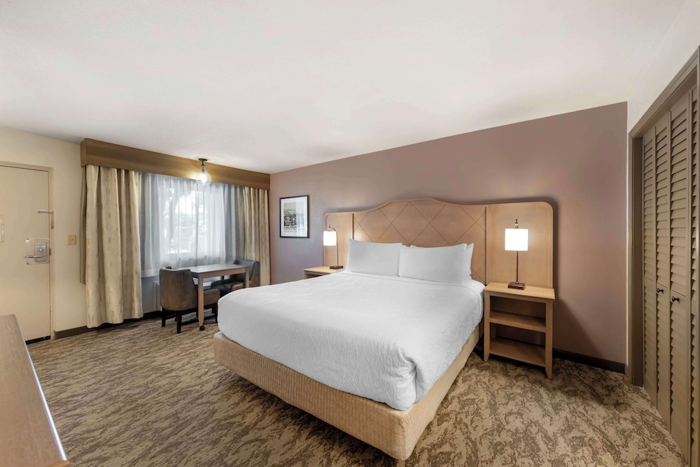 Romantic Room, 1 King Bed, Non Smoking, Jetted Tub - Photo 4