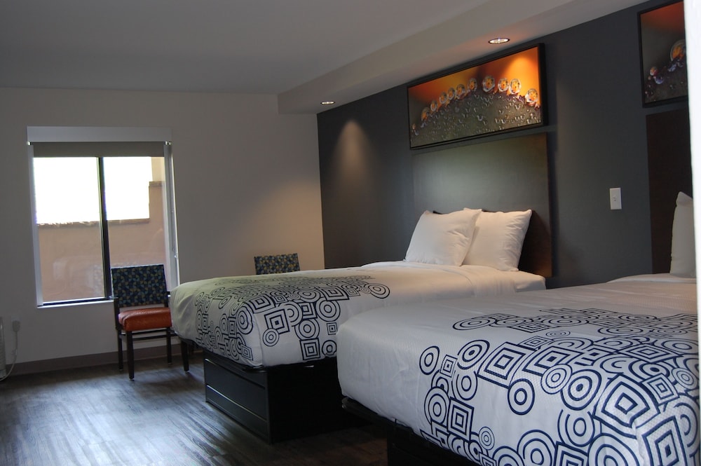 Deluxe Room - Photo 16