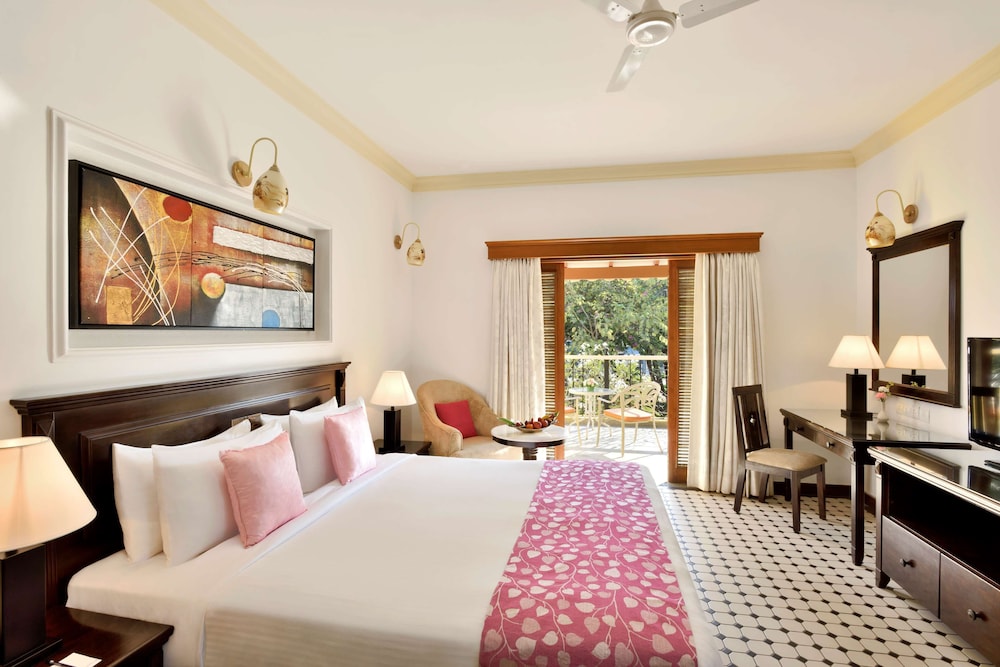 Superior Room with Balcony ( Partial Garden View )