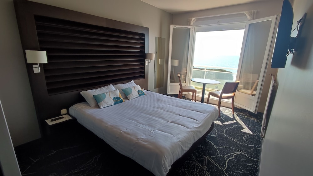 Superior Double Room, 1 Queen Bed, Balcony, Sea Facing photo 2