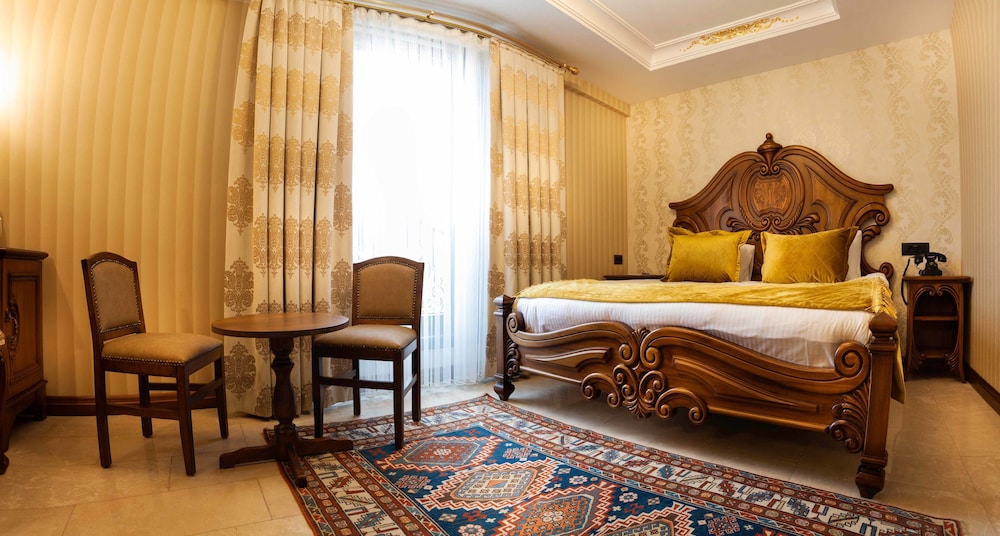 Royal Double Room, 1 King Bed, Non Smoking, City View photo 2