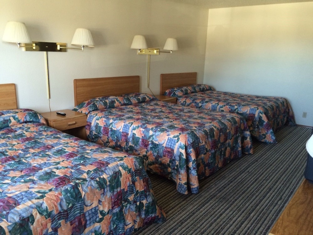 Standard Room, Multiple Beds, Non Smoking (Not Pet Friendly) photo 2