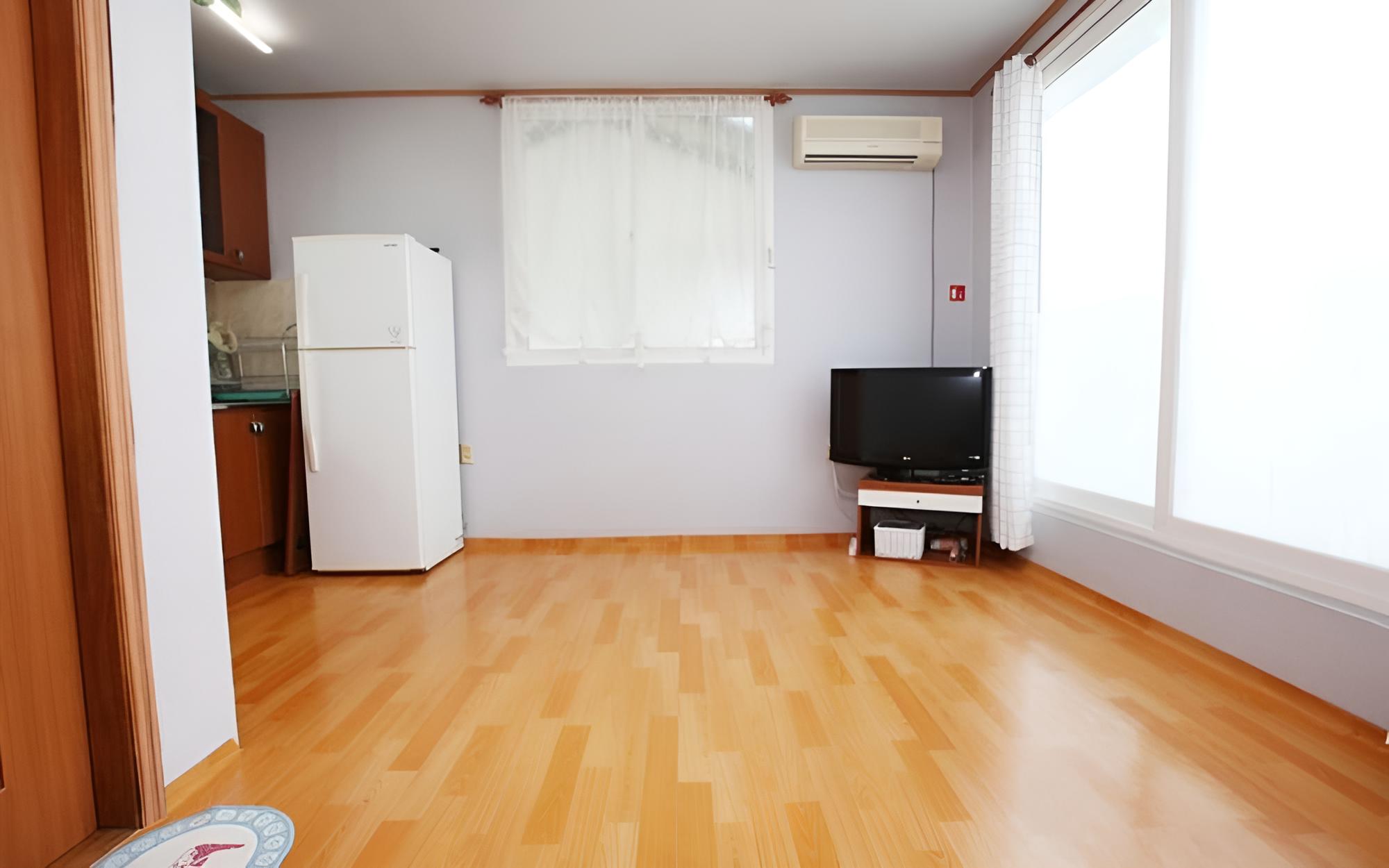 Room (Hun's House) - Photo 1