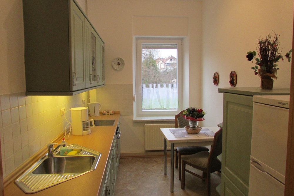 Traditional Apartment, 1 King Bed, Non Smoking, Garden View photo 2