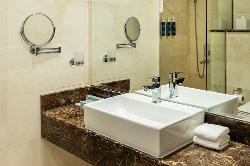 Standard King Bed, (Comp. Shuttle to DMCC Metro, Marina Mall & JBR, 20% off on F&B outlet) photo 3
