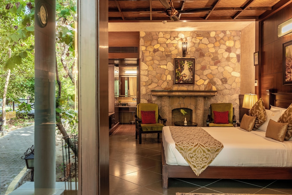 Corbett Club Room with Bathtub photo 3