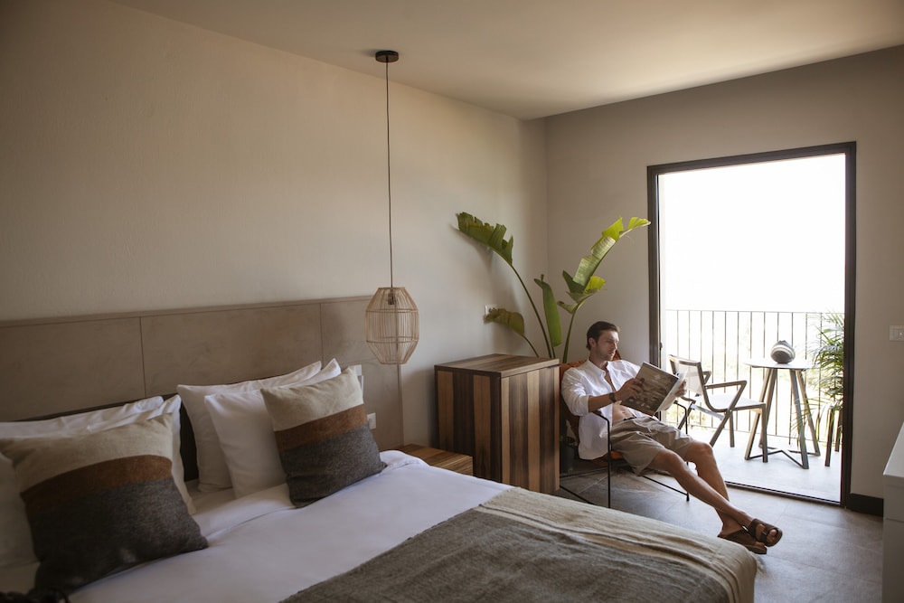 Room, 1 Queen Bed (Tropical Nest)