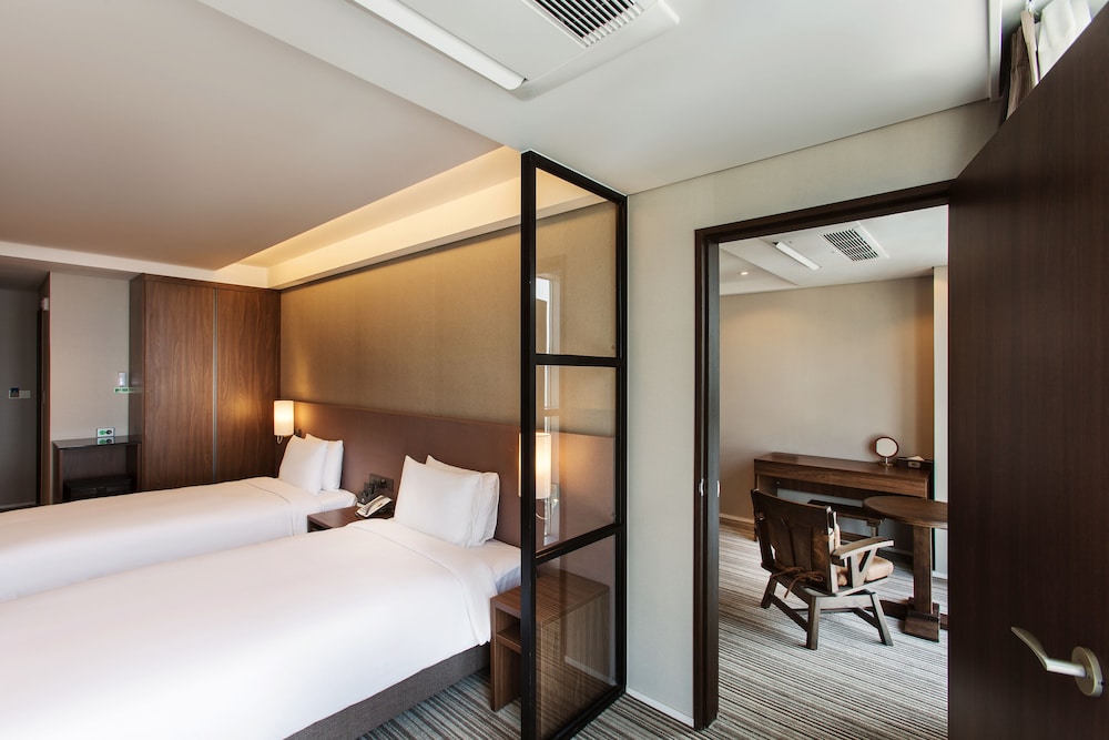 Deluxe Connecting Room(Randomly bed assigned - 1 Double+2Single)