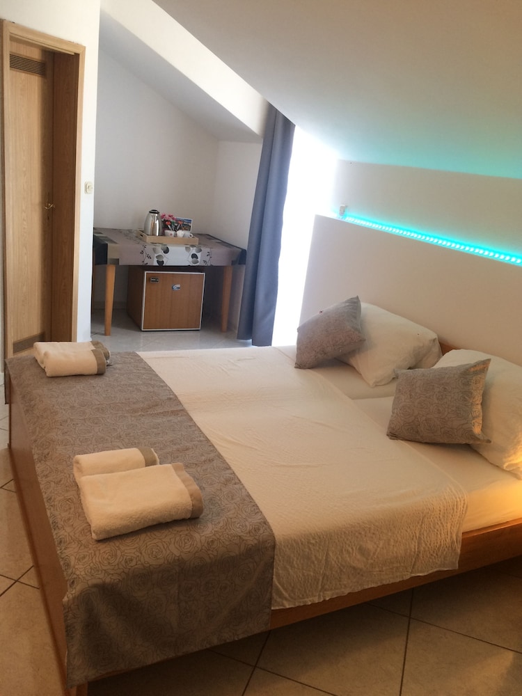 Triple Room, 1 Queen Bed with Sofa bed photo 3
