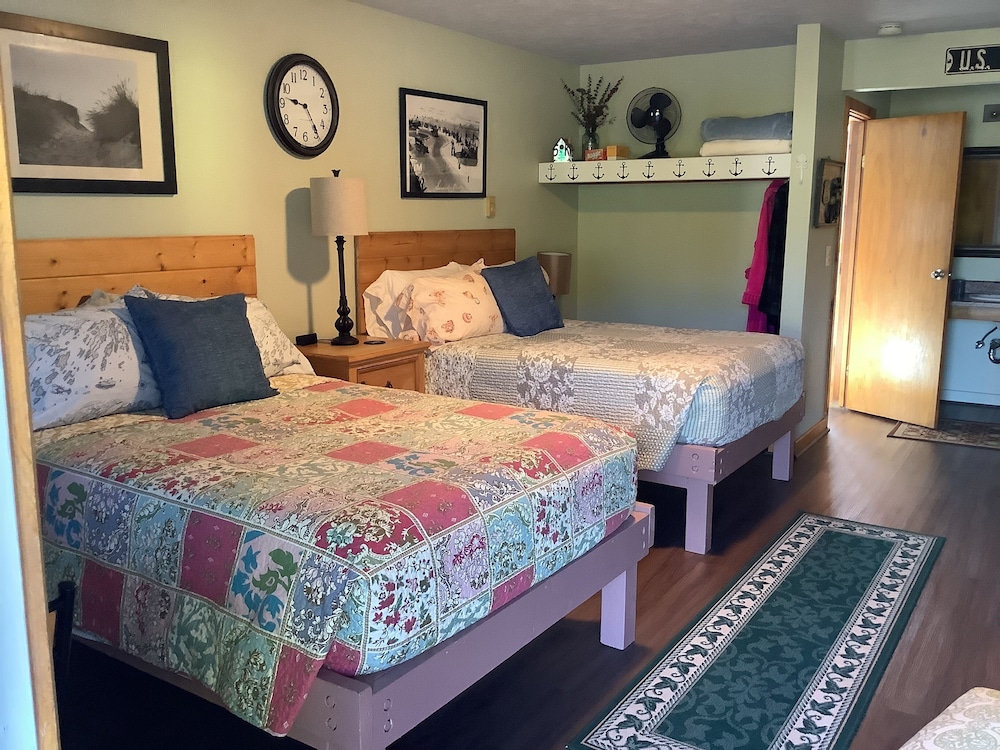 Basic Room, 2 Double Beds (Unit 2)