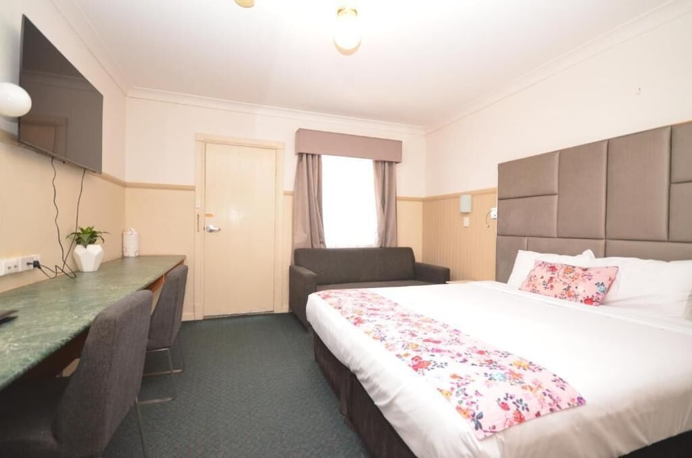 Superior Room, 1 King Bed photo 2