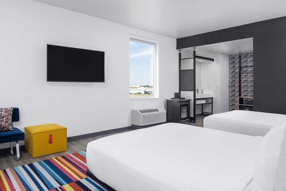 Room, 1 King Bed (Mobility Accessible, Roll-In Shower) - Photo 2