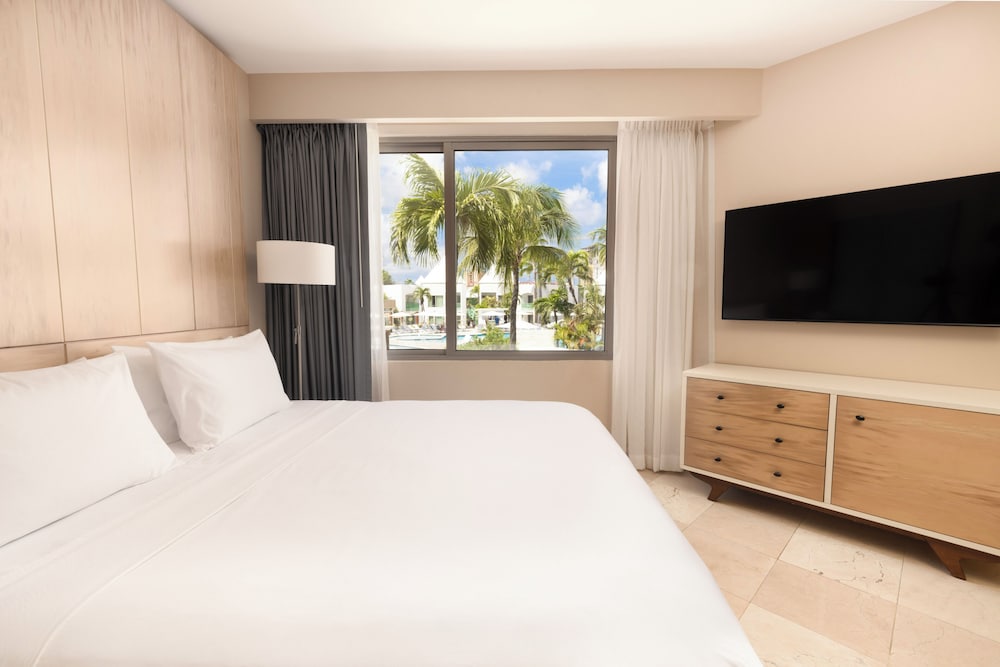 Room, 1 King Bed, Kitchenette, Pool View (Sofa Bed) - Photo 1
