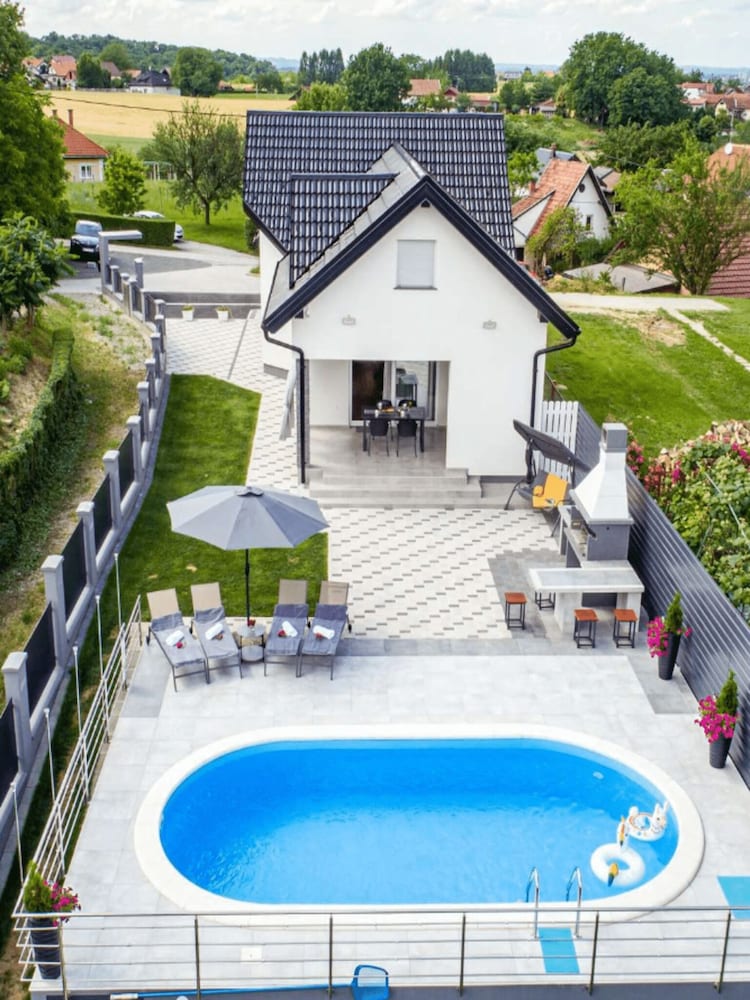 House (Two Bedroom Holiday Home With Swimmin) photo 1