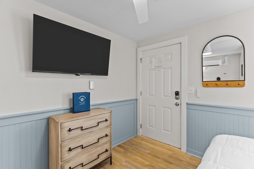Standard Single Room, 1 Queen Bed, Refrigerator & Microwave photo 2