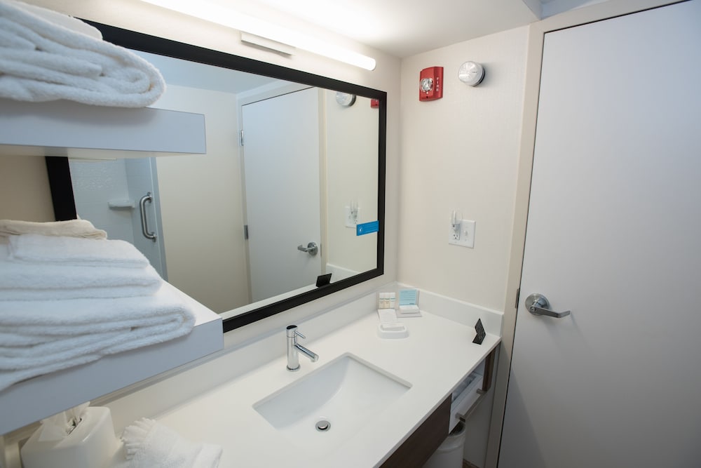 Standard Room, 1 King Bed, Non Smoking photo 3