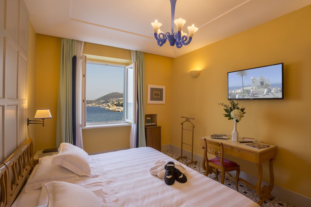 Standard Double or Twin Room, Sea View (Window) - Photo 1