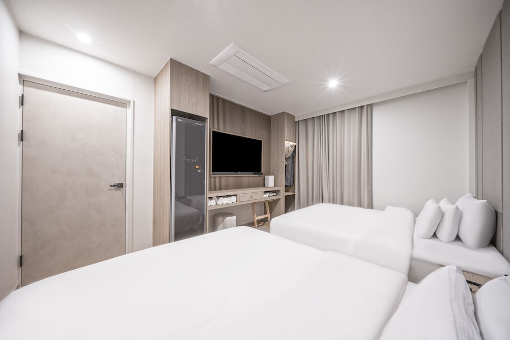 Premium Twin Room - Photo 1