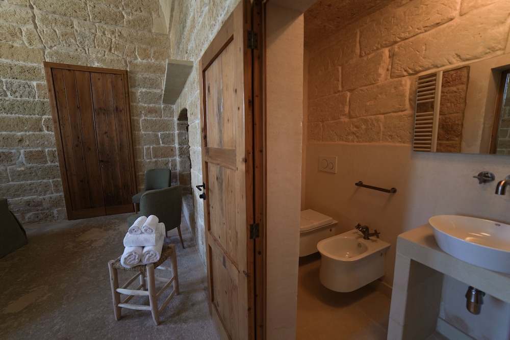 Suite - Photo 13