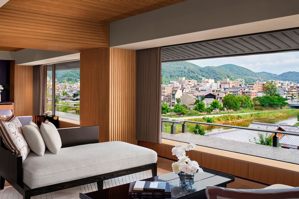 Suite, 2 Twin Beds, City View (Corner)
