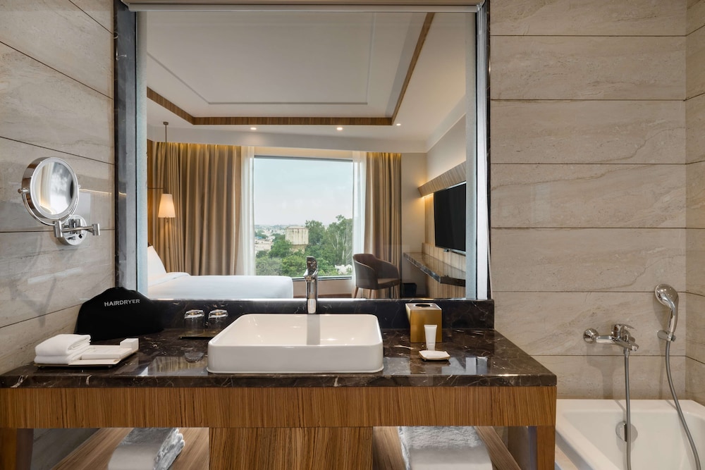 Suite, 1 Bedroom - Photo 9