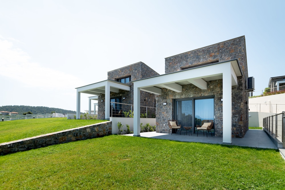 Luxury Suite, Pool Access, Sea View photo 3