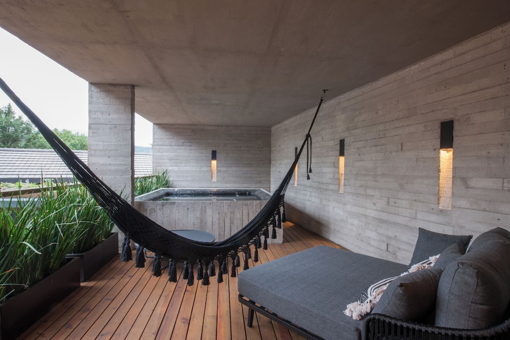 Premium Suite, King bed and Jacuzzi photo 3