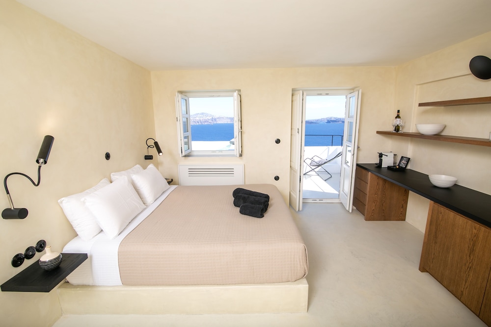 Platis Deluxe Suite, Grande Caldera View with outdoor Hot Tub