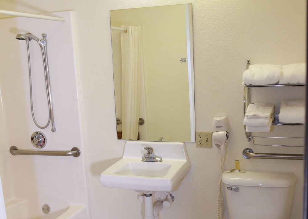 Room, 1 King Bed, Accessible, Non Smoking (Mobility) - Photo 4