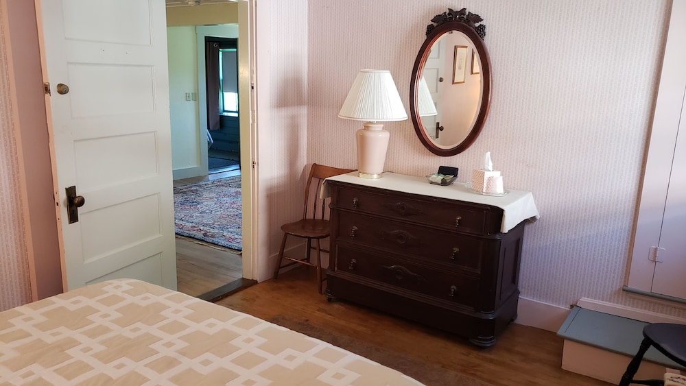 Basic Room, 1 Queen Bed, Shared Bathroom (Room 4) photo 3