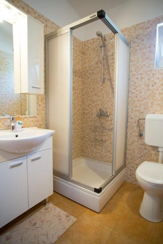 Apartment (Ana - great location, near the beach )
