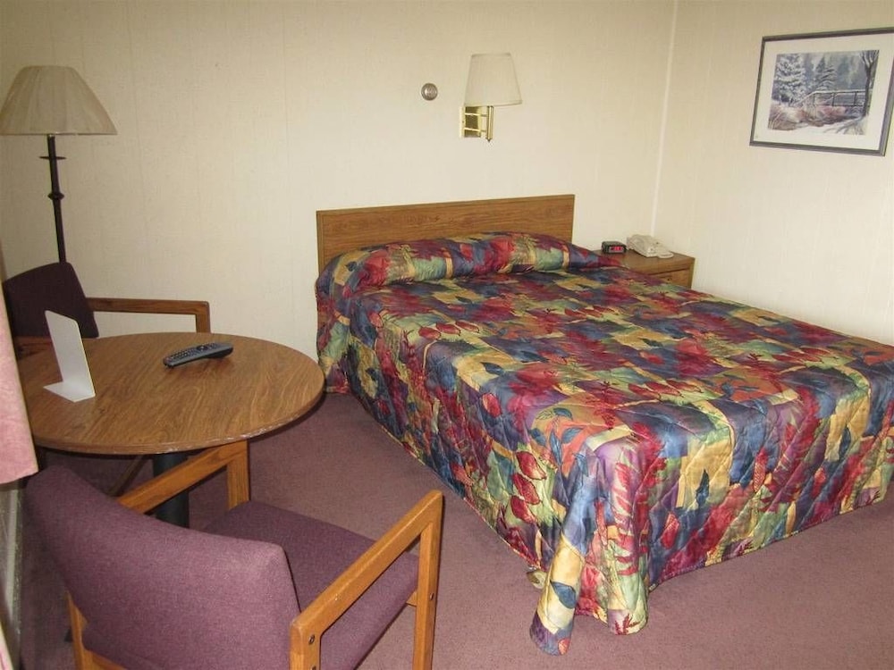 Basic Room, 1 Queen Bed photo 3